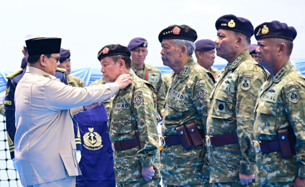 Hadiri Presidential Inspection di KRI RJW-992, Presiden RI Anugerahkan Tanda Kehormatan bagi Kesatuan dan Perwira Tinggi TNI